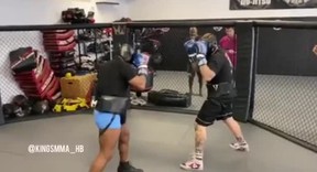 Mike Tyson tập luyện trong lồng bát giác