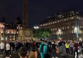 Glasgow có một đêm mất ngủ vì vui sướng
