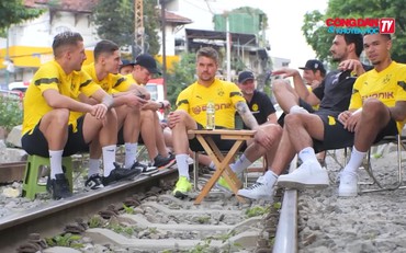 Đề nghị xử lý tập thể, cá nhân để cầu thủ Borussia Dortmund ngồi chụp ảnh ở đường tàu