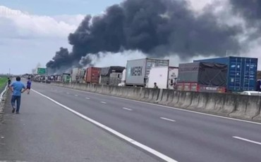 Xe chở nhớt cháy dữ dội trên cao tốc Trung Lương
