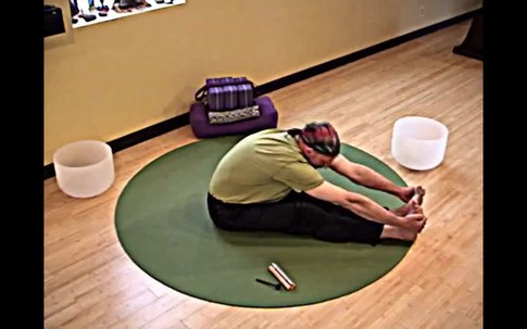 5 động tác yoga đơn giản giảm đau lưng