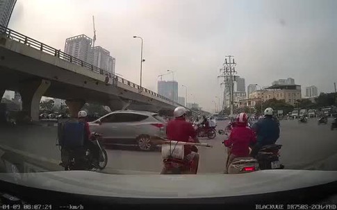Video ghi lại cảnh nữ tài xế điều khiển xe Mercedes đâm hàng loạt xe máy.