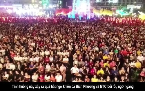 Nhạc Việt: Bích Phương bất ngờ bị khán giả “giật” mic ngay trên sân khấu