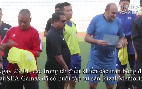 Các trọng tài bóng đá rủ nhau... selfie trước trận mở màn SEA Games 2019