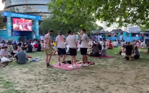 VIDEO: Cổ động viên Anh tin vào một chiến thắng ở tứ kết