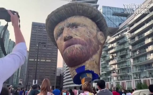 Canada: Khinh khí cầu khổng lồ hình danh họa Vangogh