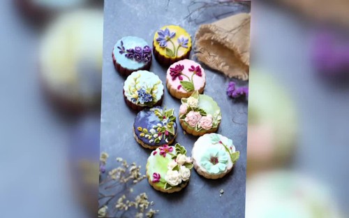 Cô gái 9x tô màu văn hóa Việt cho bánh trung thu