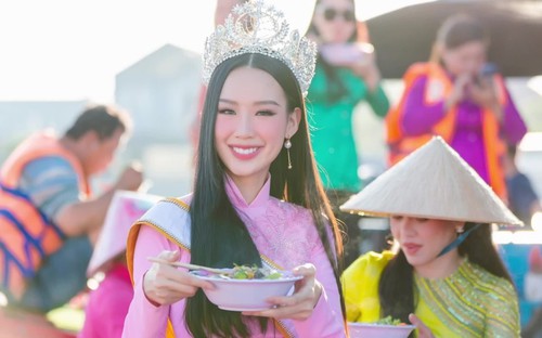 Showbiz Việt 17/11: Bảo Ngọc diễu hành mừng chiến thắng Miss Intercontinental bằng ghe