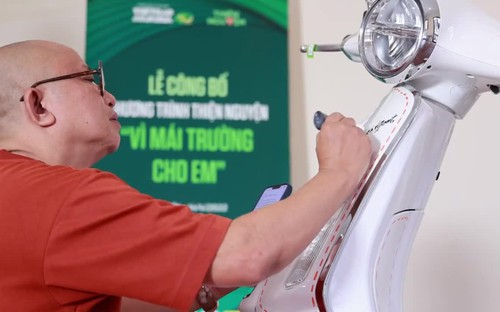 Họa sĩ Lê Kinh Tài vẽ tranh trên xe Vespa gây quỹ vì trẻ em vùng cao