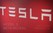 Elon Musk và màn giới Tesla Model S năm 2012.
