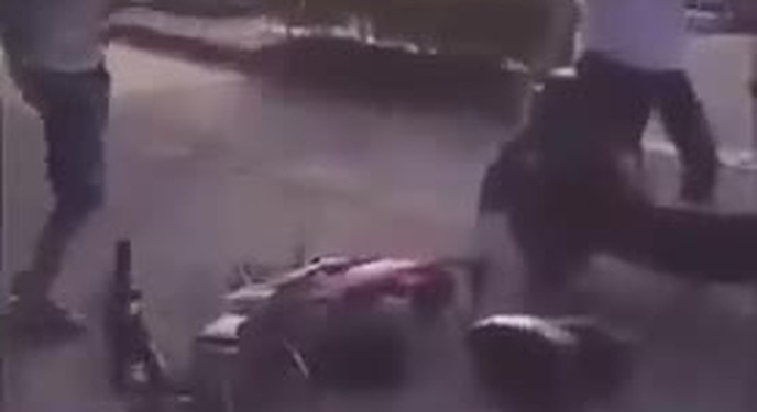 Đang lưu thông, chiếc xe máy 'vỡ vụn' trước sự ngỡ ngàng của người đi đường
