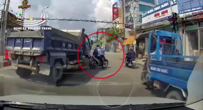 Xôn xao clip xe tải ngang nhiên ép xe máy trên đường