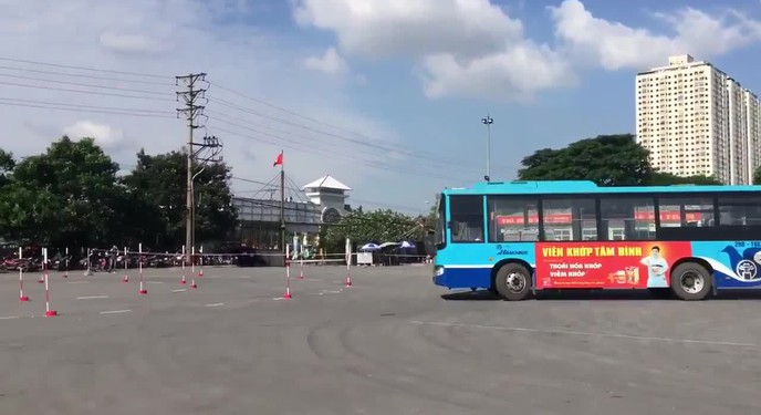 Bất ngờ với kì thi nâng bậc lương của lái xe buýt Việt Nam