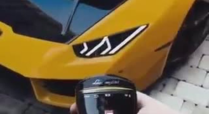 Ngạc nhiên với Lamborghini Huracan biết đổi màu?