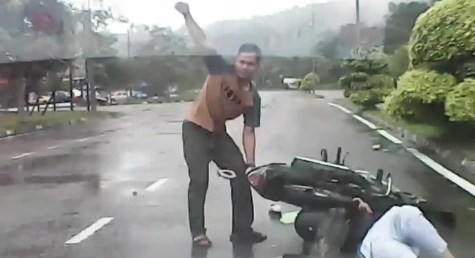 Người phụ nữ suýt mất mạng dưới bánh ô tô vì áo mưa cuốn vào bánh xe