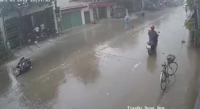 Nam thanh niên trượt ngã vì trời mưa