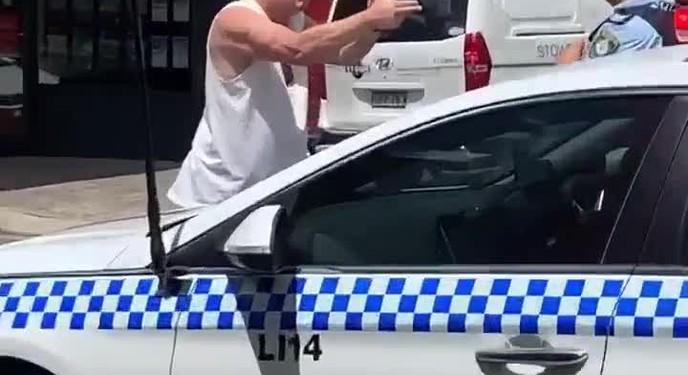Người đàn ông cầm 'súng' giả bắn cảnh sát giao thông khi bị tra hỏi