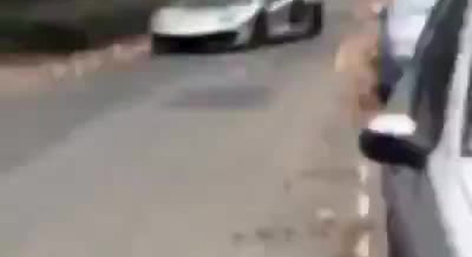 Pha bẻ cua trốn cảnh sát thần thánh của tài xế siêu xe Lamborghini