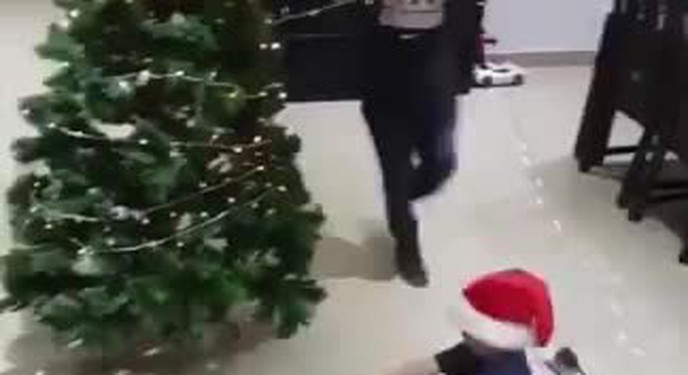 Cậu bé trổ tài drift 'siêu xe' trang trí cây thông Noel