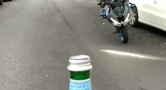 Đã mắt nhìn biker mở nắp chai bằng lốp xe