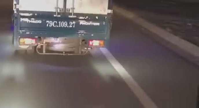 Thú vui khó đỡ của những lái xe tải đường dài Việt Nam