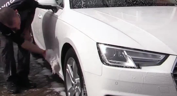 Đã mắt nhìn Audi A4 được rửa sạch tới 'chân tơ kẽ tóc'