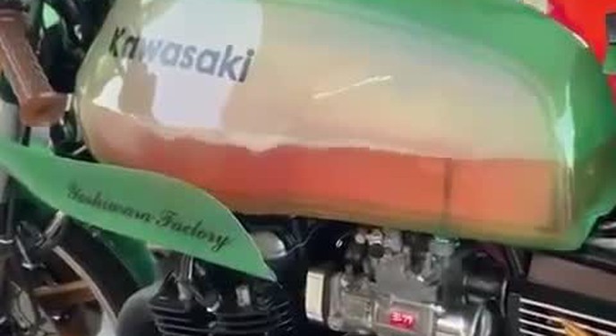Chiếc Kawasaki này được độ bình xăng theo phong cách không giống ai