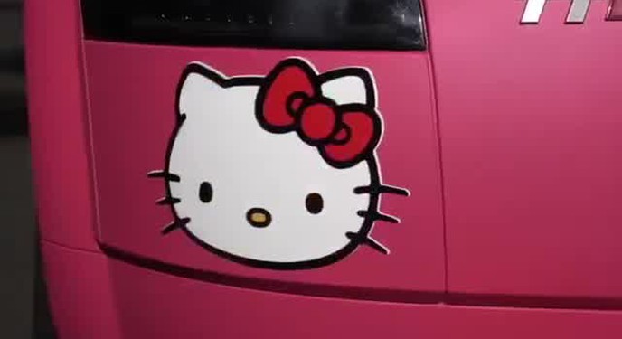 Bí mật đem xe bạn thân đi dán decal Hello Kitty và cái kết...