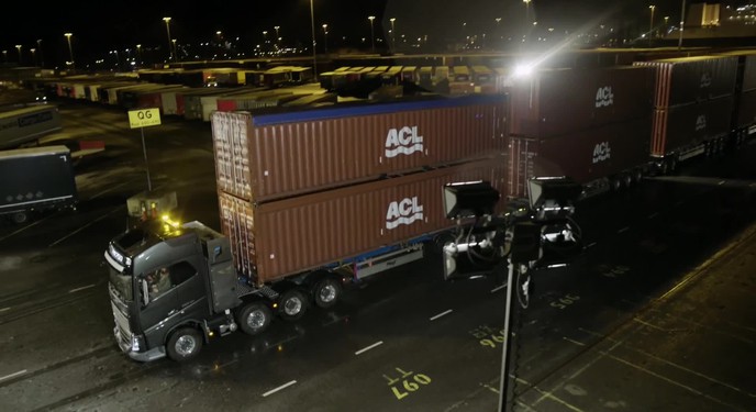 Clip: xe tải Kéo 750 tấn hàng