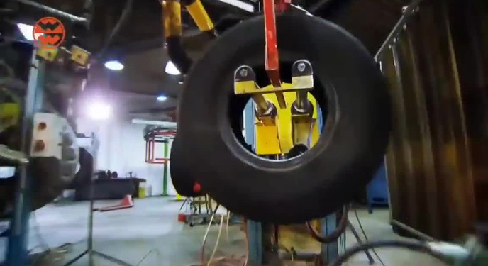 Nhìn xem cách mà người ta tái chế những chiếc lốp "khổng lồ"