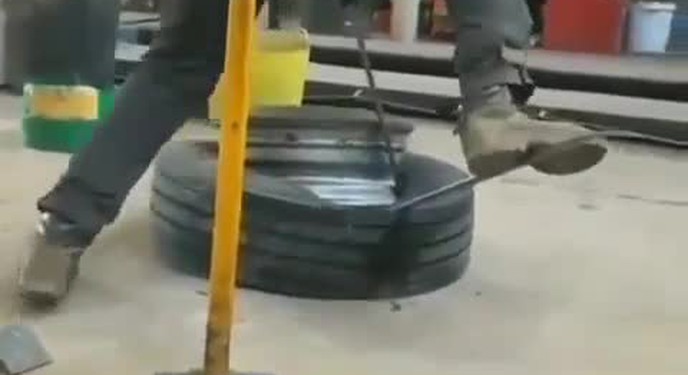 Đây chính là lí do vì sao người ta sử dụng máy để tách lốp xe