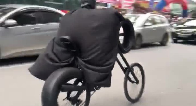 Batman đạp xe đón Tết ở Việt Nam