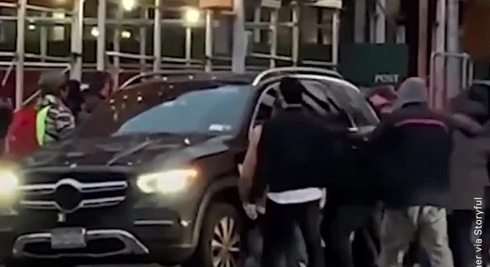 Đám đông nhấc bổng cả một chiếc Mercedes-Benz để cứu người phụ nữ sau tai nạn giao thông