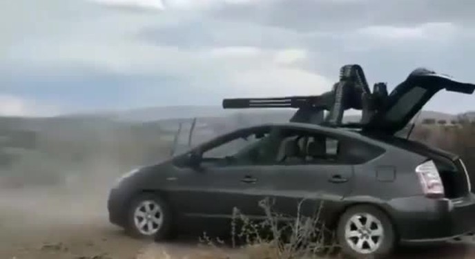 Trầm trồ với chiếc ô tô được trang bị súng máy tự động siêu khổng lồ
