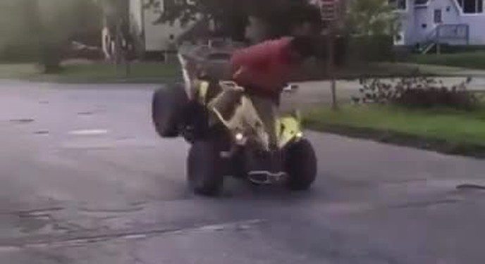 Nam thanh niên ngã sấp mặt vì biểu diễn 'bốc đít' xe ATV