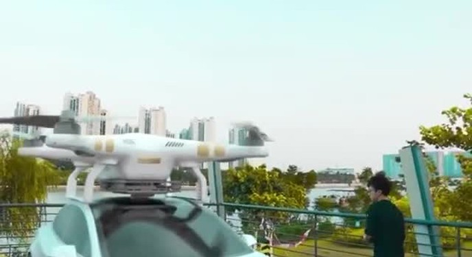 Tràng trai sở hữu ô tô bay nhờ một chiếc flycam...khổng lồ
