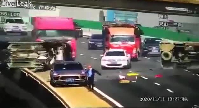 Tai nạn kinh hoàng trên đường cao tốc tại Trung Quốc