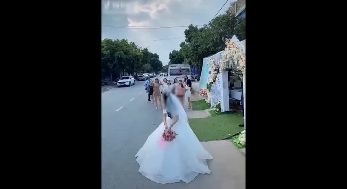 Bắt hoa cưới ngay giữa đường, cô gái thót tim vì suýt lao vào xe container