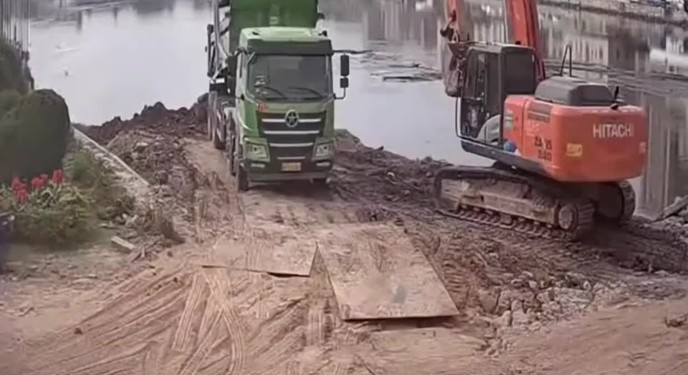 Mải khai thác cát, xe tải 'chìm xuồng' trong nỗ lực cứu vãn vô vọng của công nhân