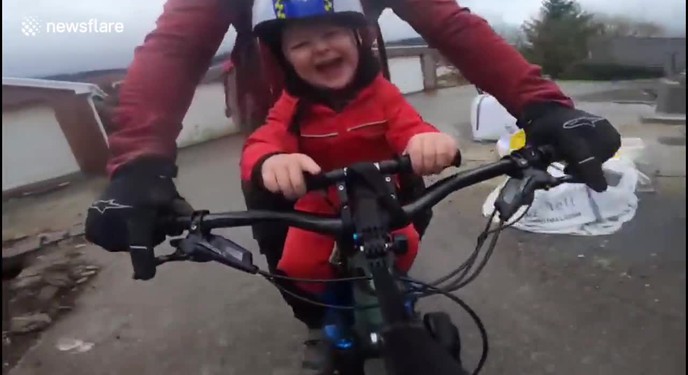 Cậu bé thích thú khi được chạy xe đạp địa hình cùng bố, tiếng cười là chi tiết 'đốn tim' cư dân mạng