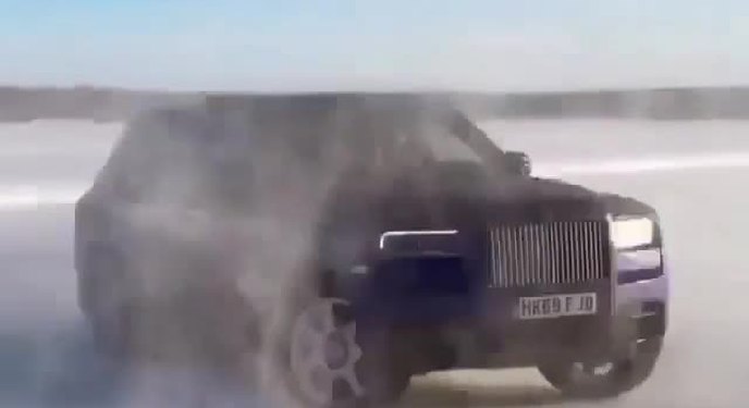 Rolls-Royce Cullinan thể hiện trình độ drift trên băng