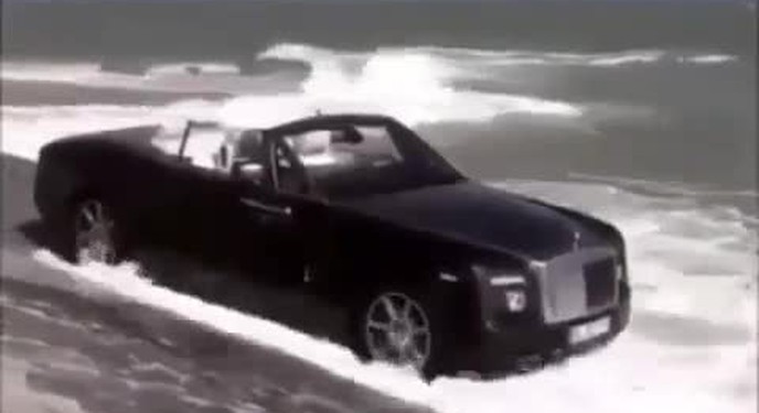 Nam thanh niên đỗ chiếc xe Roll-Royce của mình dưới biển bị sóng đánh tụt cả xe