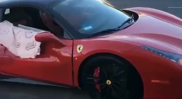 Xót xa chiếc xe Ferrari bị đâm rách cả hông xe