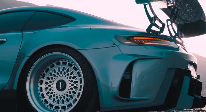 Chiếc xe Mercedes AMG GTS độ body kit siêu hầm hố