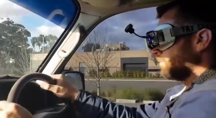 Lái xe ô tô  bằng kính thực tế ảo sẽ như thế nào