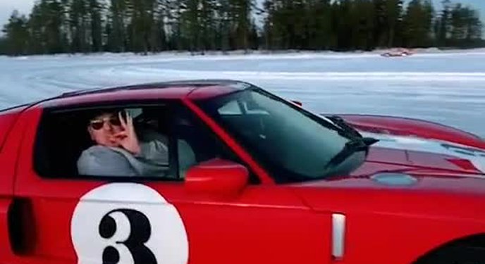 Choáng với màn drift Ford GT trên tuyết
