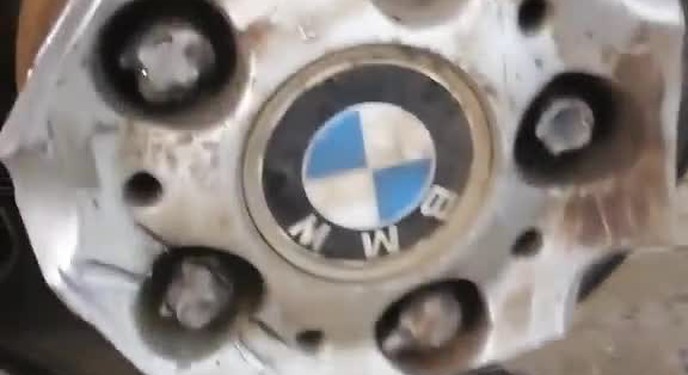 Pha tháo mâm BMW cồng kềnh và tốn kém của anh thợ người Nga