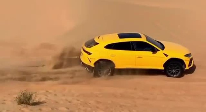 Cứu Lamborghini Urus thoát khỏi sa lầy cát? Chỉ cần dùng ngay 1 chiếc Urus khác