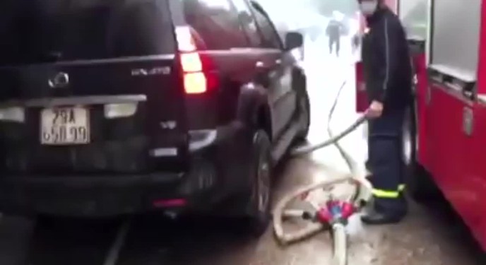 Tranh cãi hình ảnh Lexus GX470 chèn ống nước của xe cứu hỏa