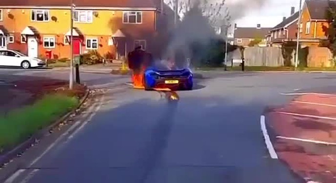 Xót xa cảnh siêu xe McLaren cháy nghi ngút giữa đường
